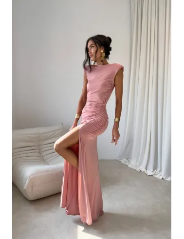 Aurelia – Elegantes rosa Maxikleid mit Raffungen, Rückenausschnitt und Beinschlitz | Roco Fashion
