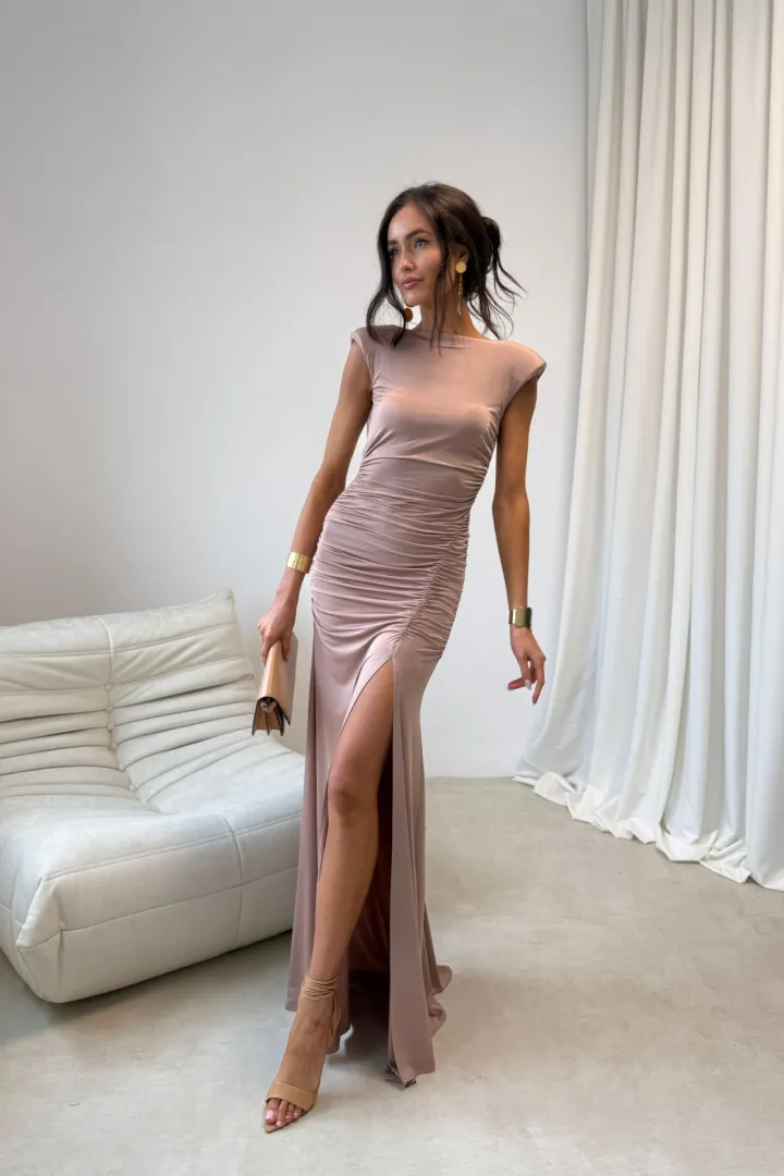 Aurelia - Elegantes Maxikleid mit Raffungen, tiefem Rückenausschnitt und Beinschlitz in Mocca