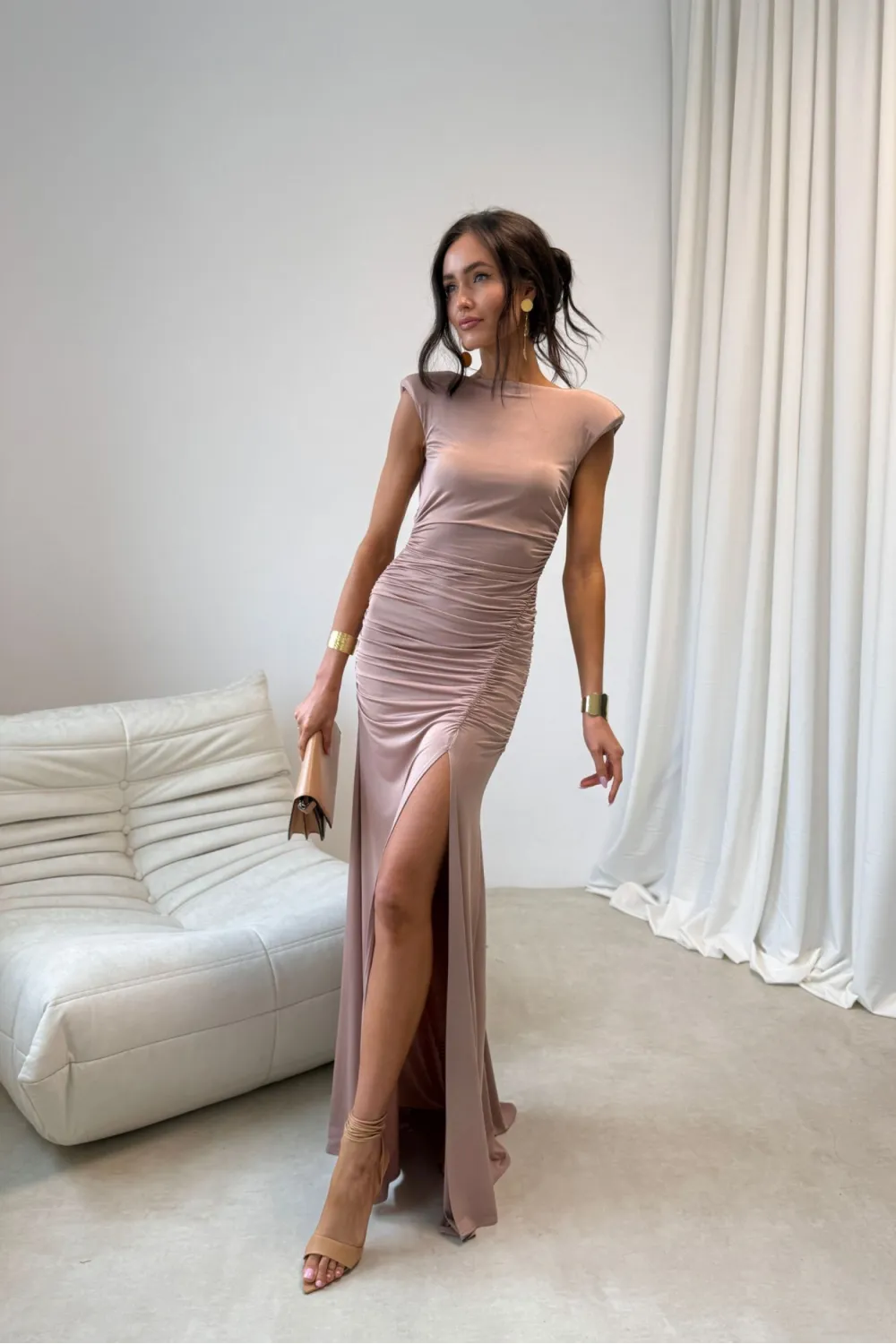 Aurelia – Elegantes Maxikleid mit Raffungen, tiefem Rückenausschnitt und Beinschlitz in Mocca | Roco Fashion