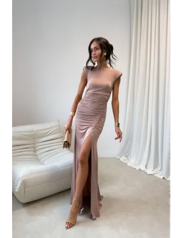 Aurelia – Elegantes Maxikleid mit Raffungen, tiefem Rückenausschnitt und Beinschlitz in Mocca | Roco Fashion