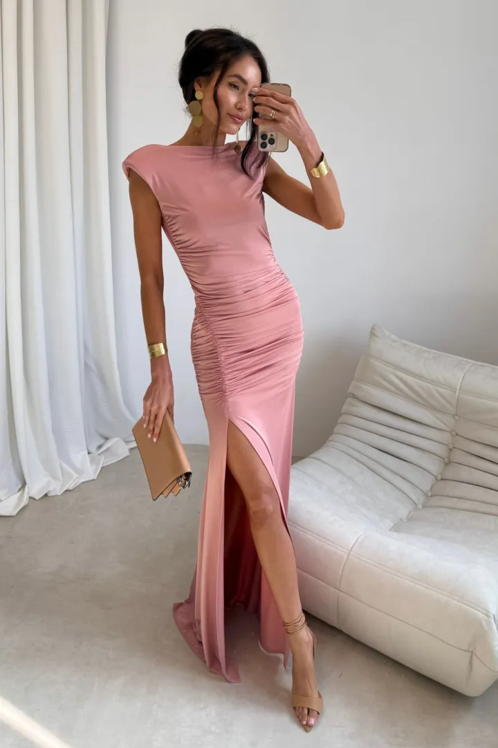 Aurelia - Elegantes Maxikleid mit Raffungen, tiefem Rückenausschnitt und Beinschlitz in Rosa