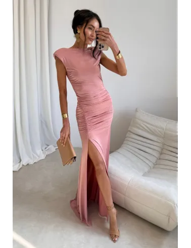 Aurelia – długa różowa sukienka z marszczeniem, odkrytymi plecami i rozcięciem | Roco Fashion