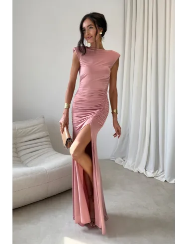 Aurelia – długa różowa sukienka z marszczeniem, odkrytymi plecami i rozcięciem | Roco Fashion