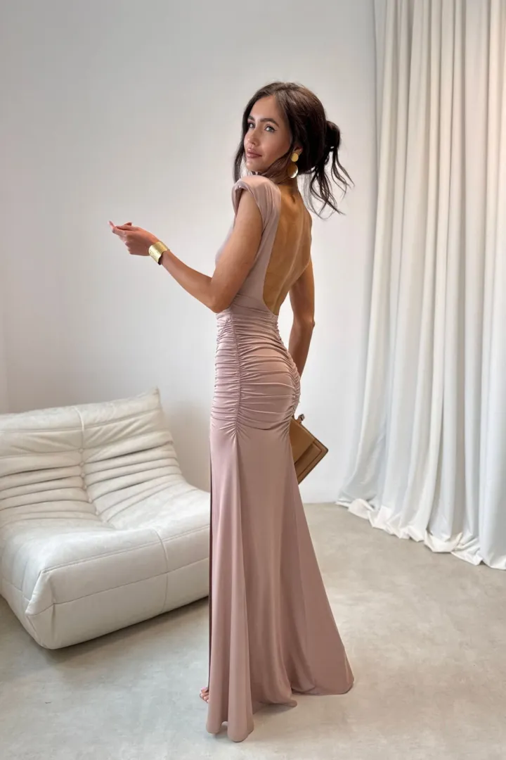 Aurelia - Elegantes Maxikleid mit Raffungen, tiefem Rückenausschnitt und Beinschlitz in Mocca