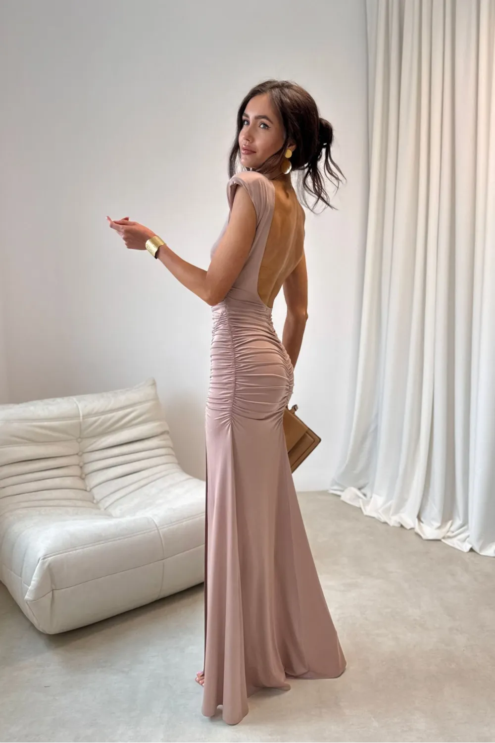 Aurelia – Elegantes Maxikleid mit Raffungen, tiefem Rückenausschnitt und Beinschlitz in Mocca | Roco Fashion