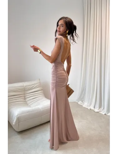 Aurelia – Elegantes Maxikleid mit Raffungen, tiefem Rückenausschnitt und Beinschlitz in Mocca | Roco Fashion