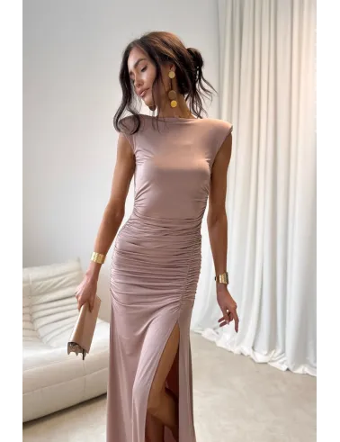 Aurelia – Elegantes Maxikleid mit Raffungen, tiefem Rückenausschnitt und Beinschlitz in Mocca | Roco Fashion