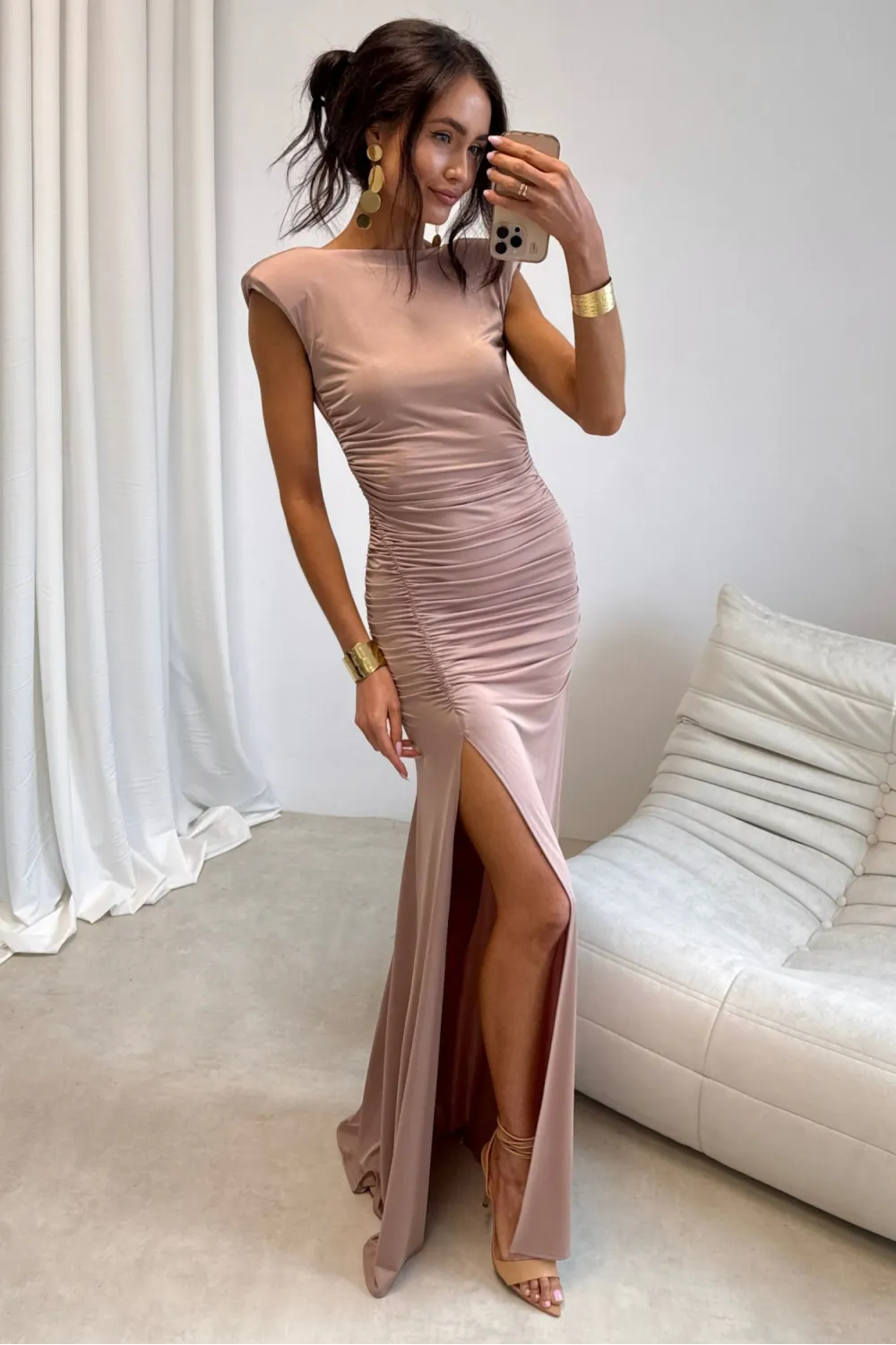 Aurelia – Elegantes Maxikleid mit Raffungen, tiefem Rückenausschnitt und Beinschlitz in Mocca | Roco Fashion