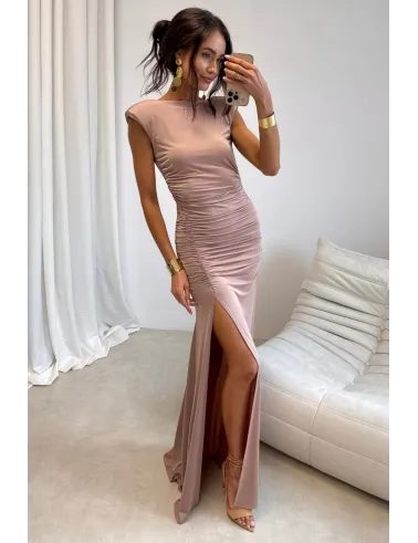 Aurelia – Elegantes Maxikleid mit Raffungen, tiefem Rückenausschnitt und Beinschlitz in Mocca | Roco Fashion