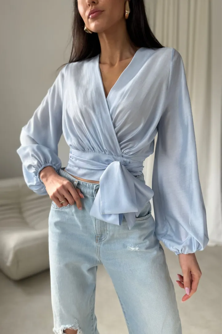 Nerina – kopertowa bluzka wiązana w talii, długi rękaw, błękitna | Roco Fashion