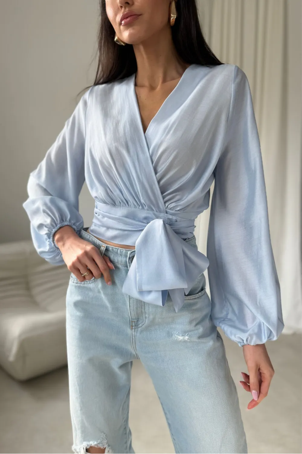 Nerina – kopertowa bluzka wiązana w talii, długi rękaw, błękitna | Roco Fashion