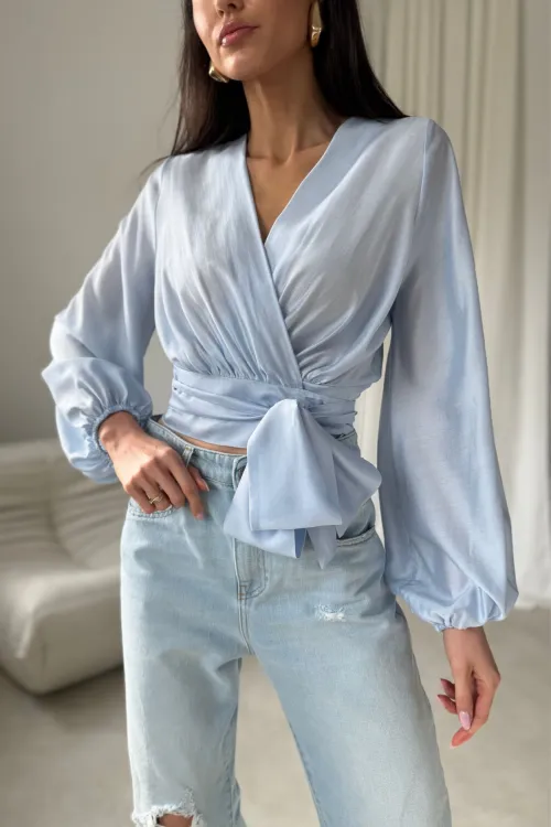 Nerina – kopertowa bluzka wiązana w talii, długi rękaw, błękitna | Roco Fashion