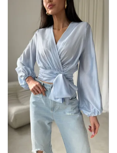 Nerina – kopertowa bluzka wiązana w talii, długi rękaw, błękitna | Roco Fashion