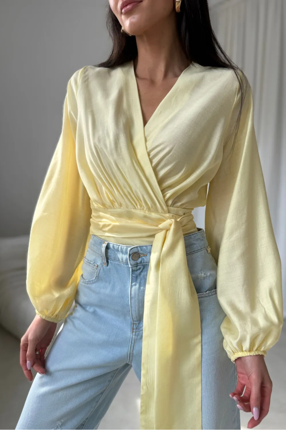 Nerina – elegante Wickelbluse mit Taillenbindung und langen Ärmeln in Gelb | Roco Fashion Nerina – elegante Wickelbluse mit Taillenbindung und langen Ärmeln in Gelb | Roco Fashion