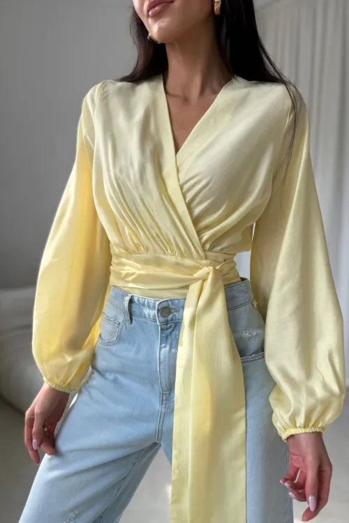 Nerina – elegante Wickelbluse mit Taillenbindung und langen Ärmeln in Gelb | Roco Fashion