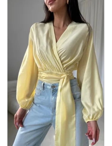 Nerina – żółta kopertowa bluzka wiązana w talii z długim rękawem | Roco Fashion