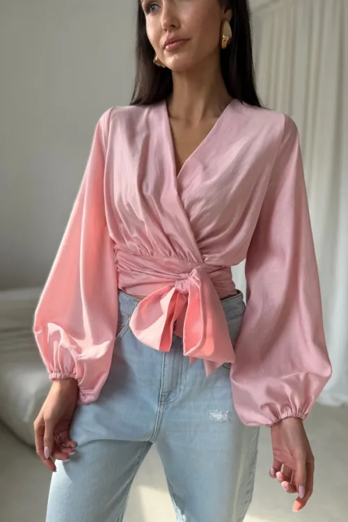 Nerina – elegante Wickelbluse mit Taillenbindung und langen Ärmeln in Rosa | Roco Fashion