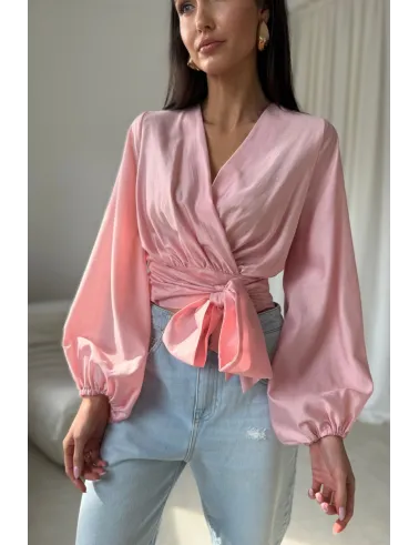 Nerina – różowa kopertowa bluzka wiązana w talii z długim rękawem | Roco Fashion