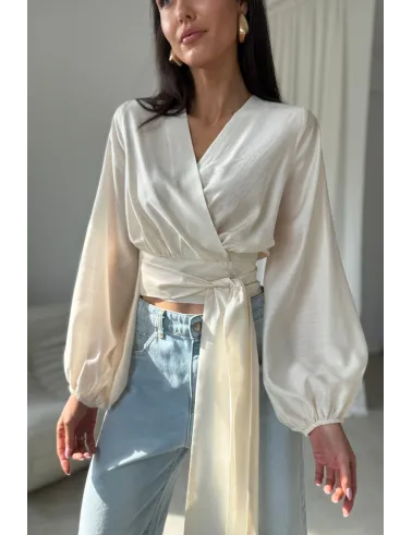 Nerina – elegante Wickelbluse mit Taillenbindung und langen Ärmeln in Vanille | Roco Fashion
