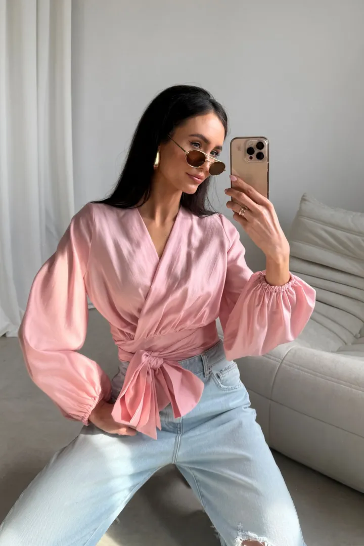 Nerina - elegante Wickelbluse mit Taillenbindung und langen Ärmeln in Rosa