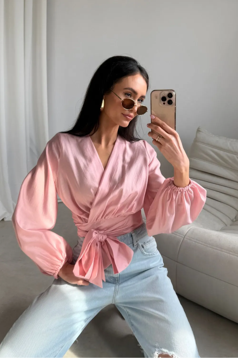 Nerina – różowa kopertowa bluzka wiązana w talii z długim rękawem | Roco Fashion