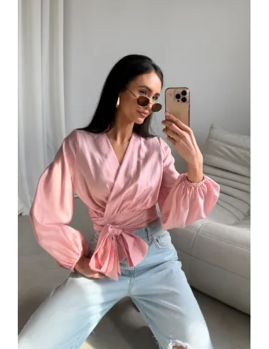 Nerina – elegante Wickelbluse mit Taillenbindung und langen Ärmeln in Rosa | Roco Fashion