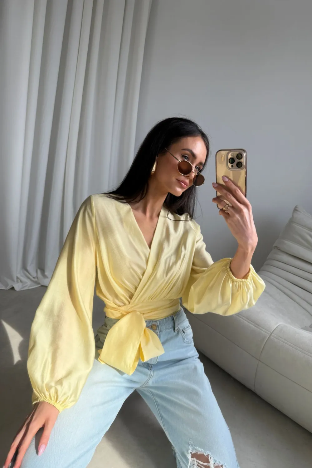 Nerina – elegante Wickelbluse mit Taillenbindung und langen Ärmeln in Gelb | Roco Fashion Nerina – elegante Wickelbluse mit Taillenbindung und langen Ärmeln in Gelb | Roco Fashion