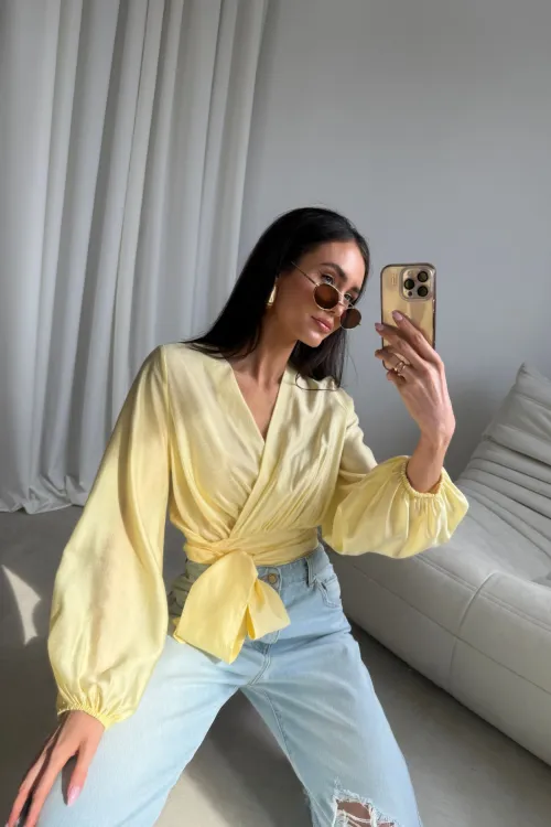 Nerina - elegante Wickelbluse mit Taillenbindung und langen Ärmeln in Gelb