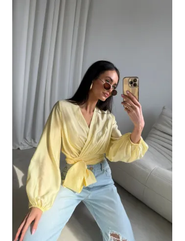 Nerina – żółta kopertowa bluzka wiązana w talii z długim rękawem | Roco Fashion