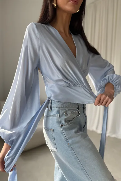 Nerina - elegante Wickelbluse mit Taillenbindung und langen Ärmeln in Himmelblau