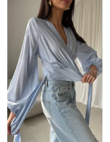 Nerina – elegante Wickelbluse mit Taillenbindung, lange Ärmel, himmelblau | Roco Fashion