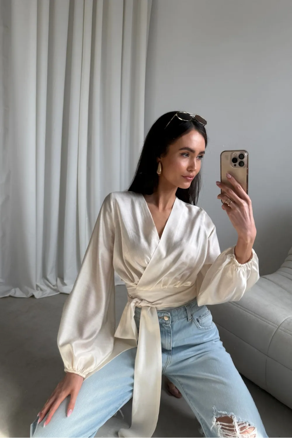 Nerina – waniliowa kopertowa bluzka wiązana w talii z długim rękawem | Roco Fashion