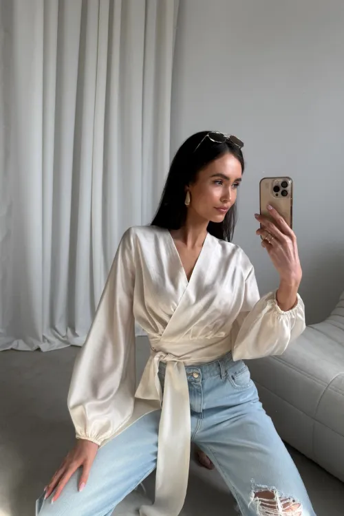 Nerina - elegante Wickelbluse mit Taillenbindung und langen Ärmeln in Vanille