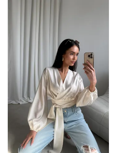 Nerina – waniliowa kopertowa bluzka wiązana w talii z długim rękawem | Roco Fashion