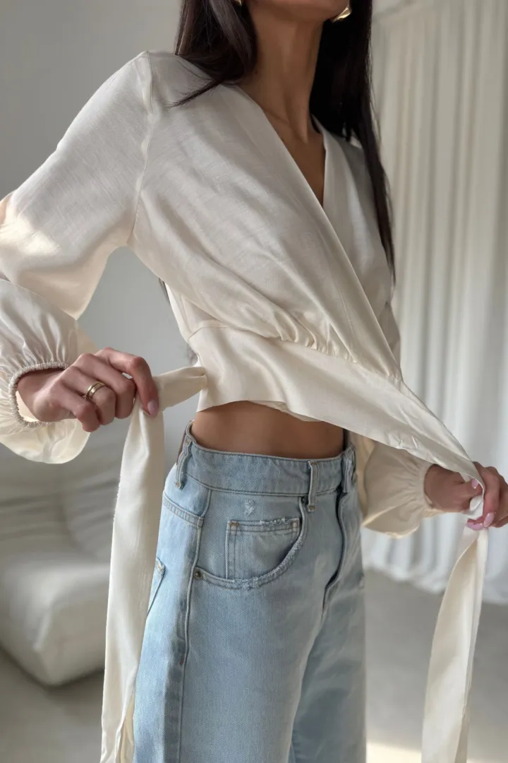 Nerina - elegante Wickelbluse mit Taillenbindung und langen Ärmeln in Vanille