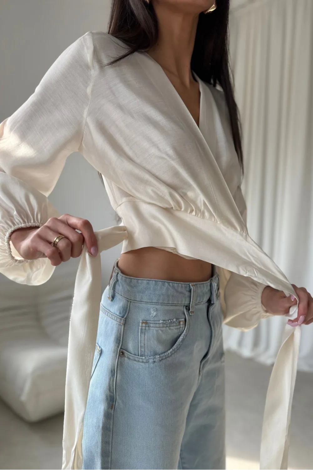 Nerina – waniliowa kopertowa bluzka wiązana w talii z długim rękawem | Roco Fashion