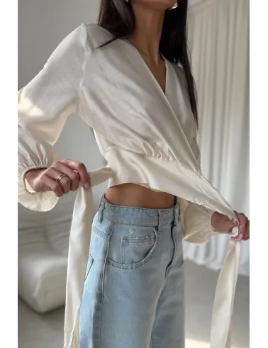 Nerina – waniliowa kopertowa bluzka wiązana w talii z długim rękawem | Roco Fashion