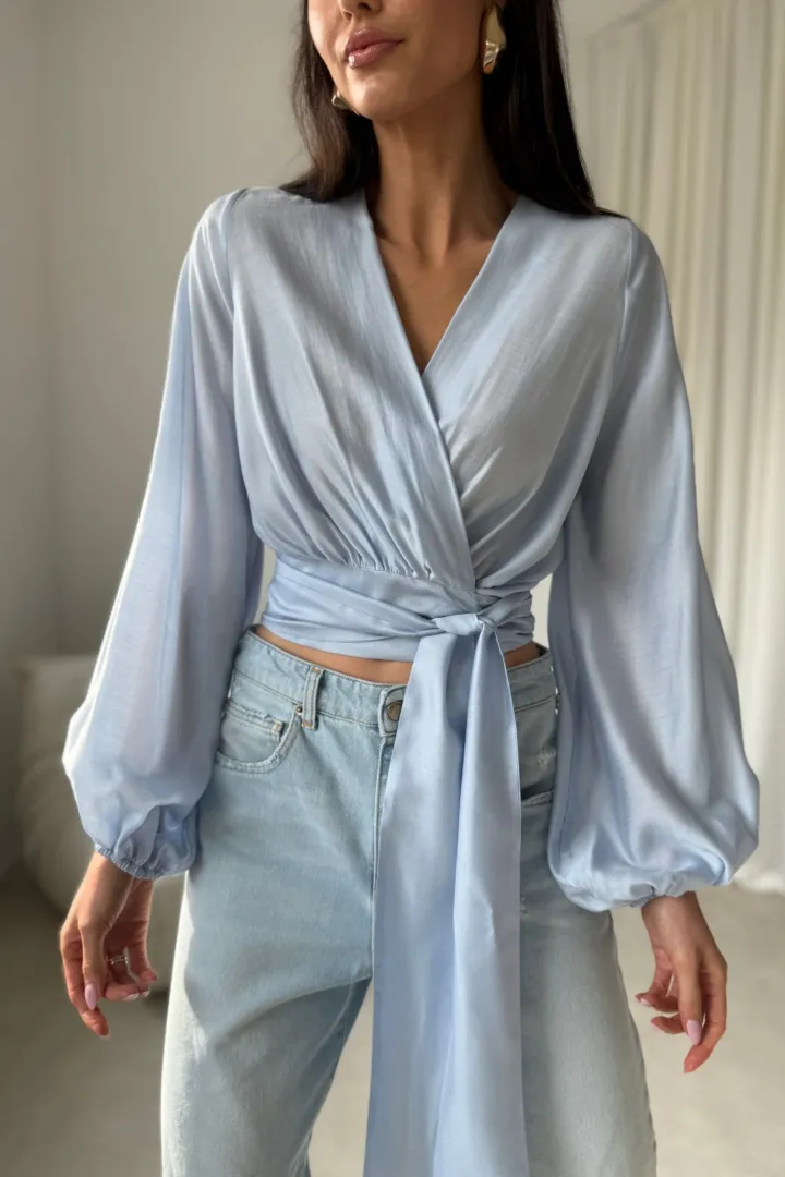 Nerina - elegante Wickelbluse mit Taillenbindung und langen Ärmeln in Himmelblau