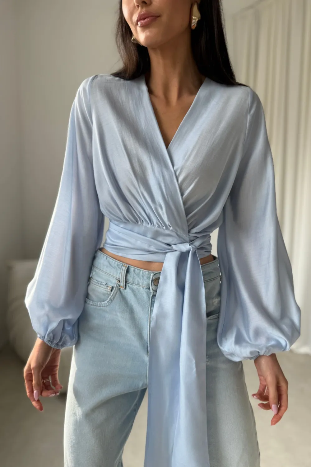 Nerina – elegante Wickelbluse mit Taillenbindung, lange Ärmel, himmelblau | Roco Fashion