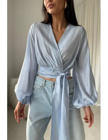 Nerina – elegante Wickelbluse mit Taillenbindung, lange Ärmel, himmelblau | Roco Fashion
