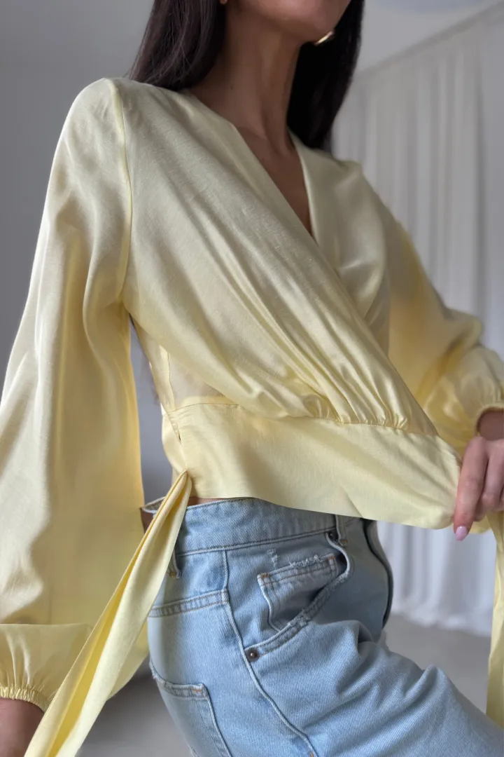 Nerina - elegante Wickelbluse mit Taillenbindung und langen Ärmeln in Gelb