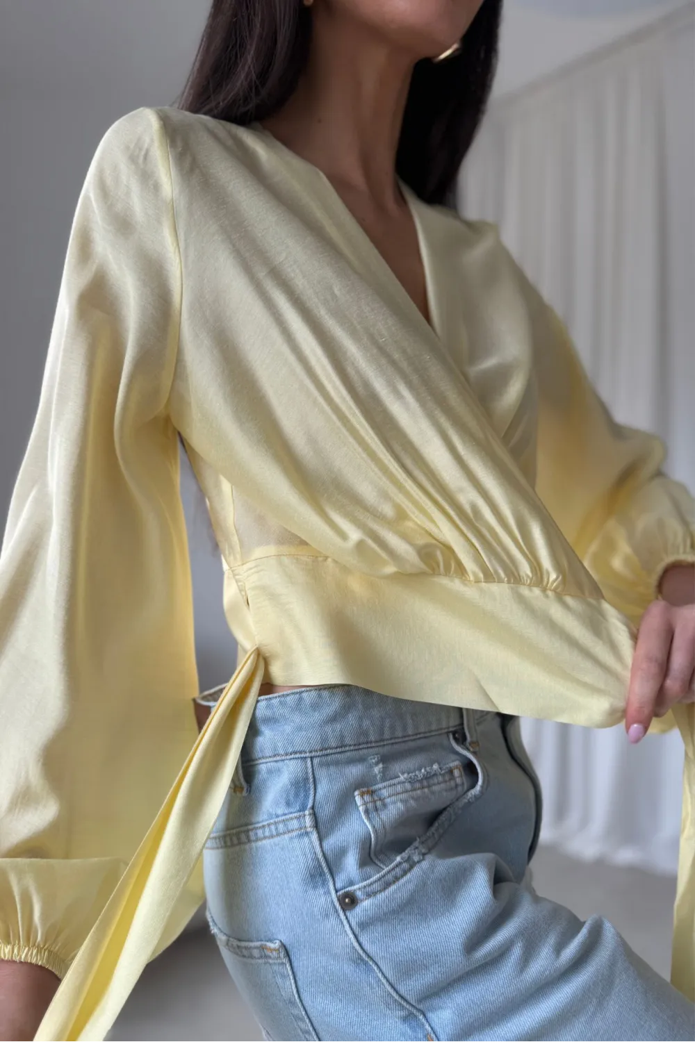 Nerina – żółta kopertowa bluzka wiązana w talii z długim rękawem | Roco Fashion