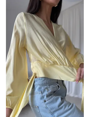 Nerina – elegante Wickelbluse mit Taillenbindung und langen Ärmeln in Gelb | Roco Fashion