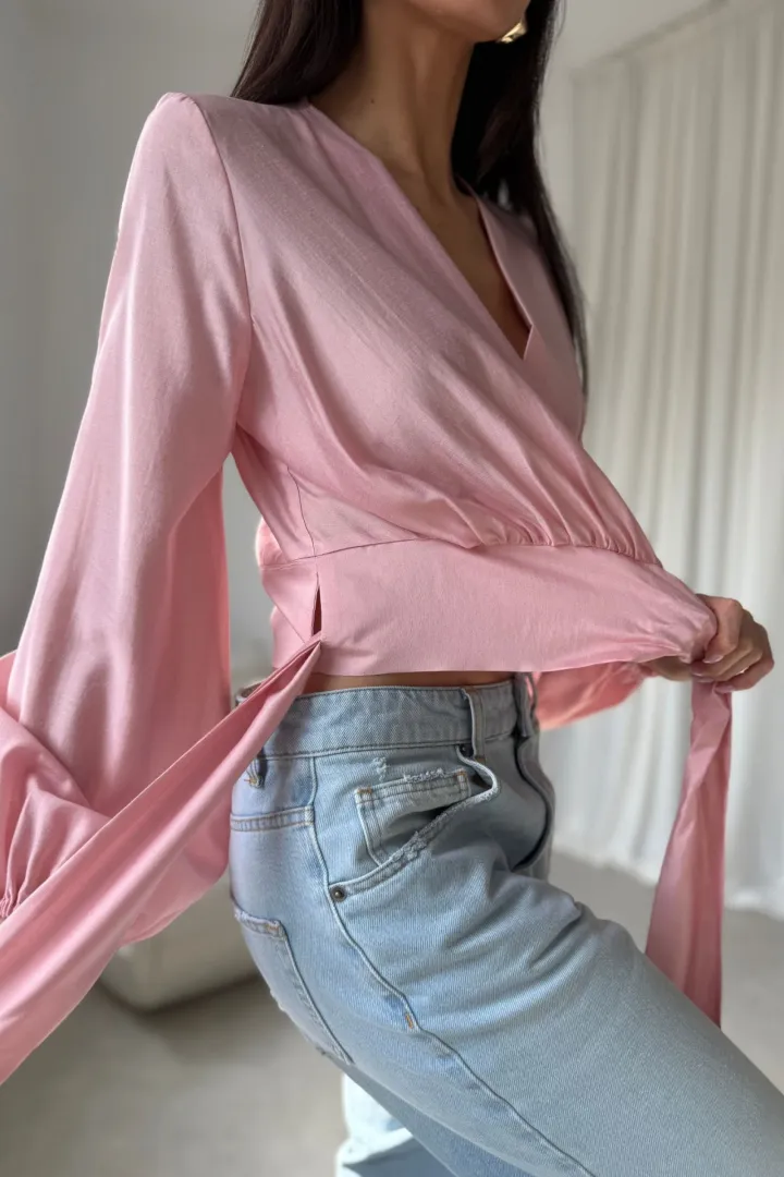 Nerina - elegante Wickelbluse mit Taillenbindung und langen Ärmeln in Rosa