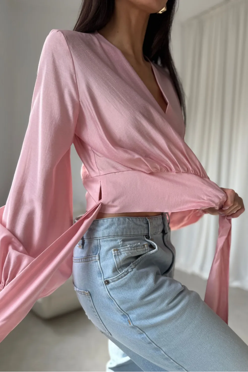 Nerina – elegante Wickelbluse mit Taillenbindung und langen Ärmeln in Rosa | Roco Fashion