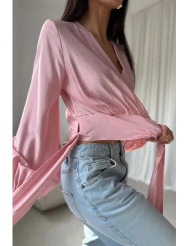 Nerina – elegante Wickelbluse mit Taillenbindung und langen Ärmeln in Rosa | Roco Fashion