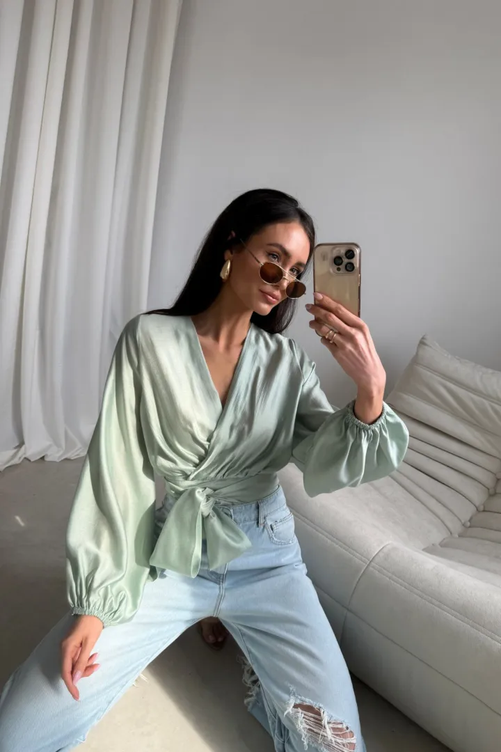 Nerina - elegante Wickelbluse mit Taillenbindung und langen Ärmeln in Mint