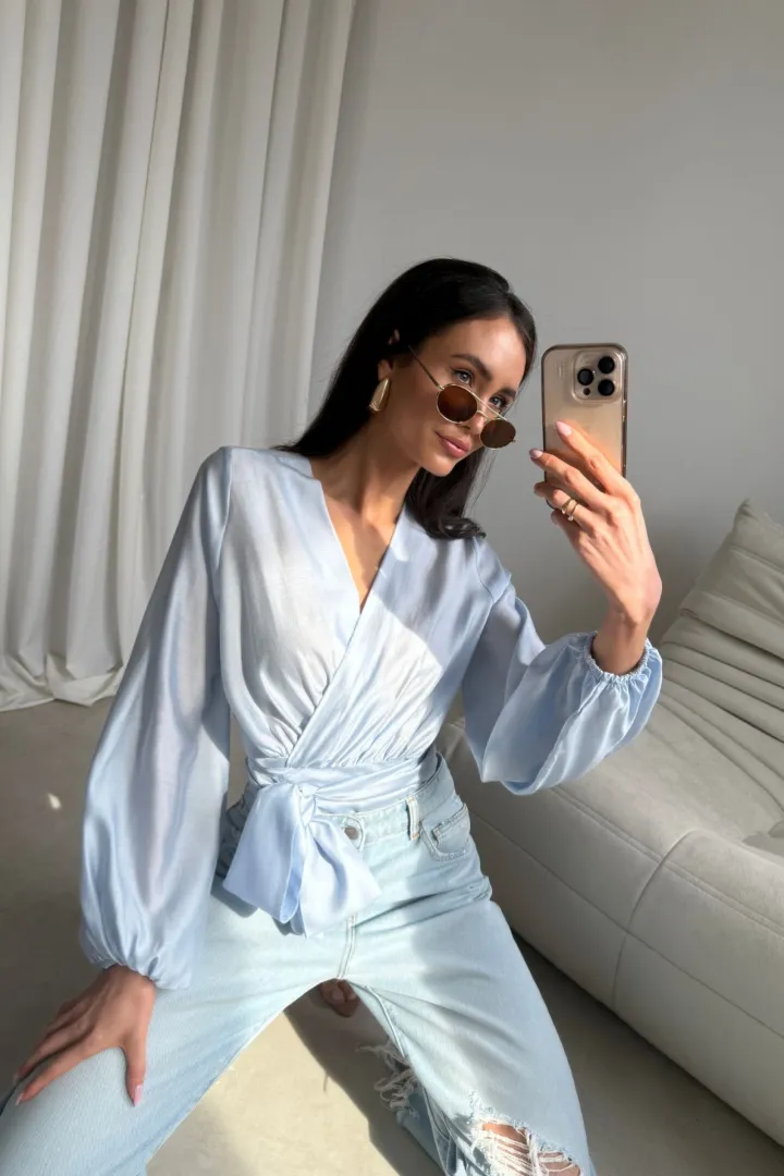 Nerina - elegante Wickelbluse mit Taillenbindung und langen Ärmeln in Himmelblau