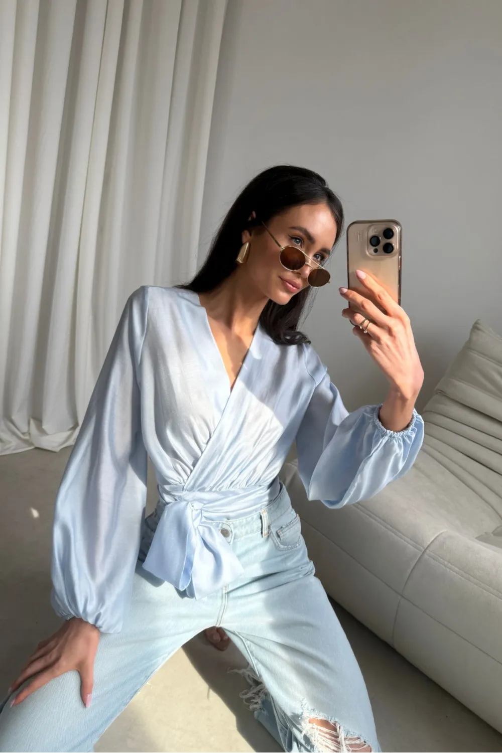 Nerina – elegante Wickelbluse mit Taillenbindung, lange Ärmel, himmelblau | Roco Fashion