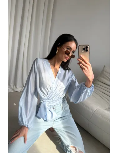 Nerina – elegante Wickelbluse mit Taillenbindung, lange Ärmel, himmelblau | Roco Fashion